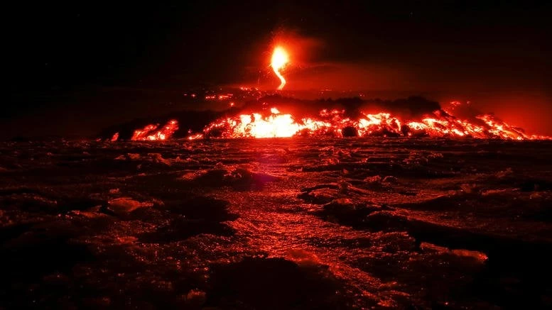 Ανατριχίλα προκαλεί ο κόκκινος ουρανός από το «ξύπνημα» της Αίτνα (Εικόνες-Βίντεο)